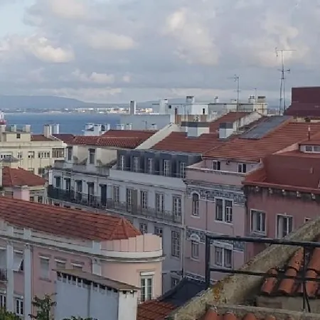 Sunny Double In A Shared Close To Downtown *